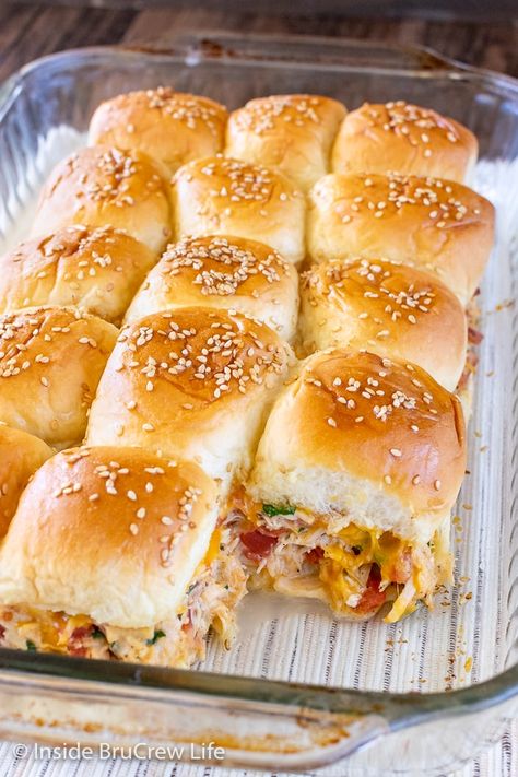 Cheesy Chicken Sliders - filling Hawaiian rolls with a melted cheesy chicken mixtures makes these rolls great as an appetizer or dinner. Easy recipe to make and serve for game days or parties. Sliders In Oven, Ground Chicken Sliders, Sliders On Hawaiian Rolls, Easy Dinner Rolls, Sliders Recipes Hawaiian Rolls, Easy Slider Recipes, Game Night Food, Sliders Recipes Chicken, Braised Chicken Breast