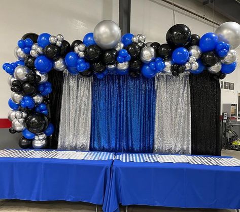 Curtain Backdrop With Balloons, Curtain Backdrop Ideas, Blue Graduation Party, Prom Backdrops, Black Party Decorations, Silver Curtains, Bday Dinner, Blue Party Decorations, Curtain Backdrop