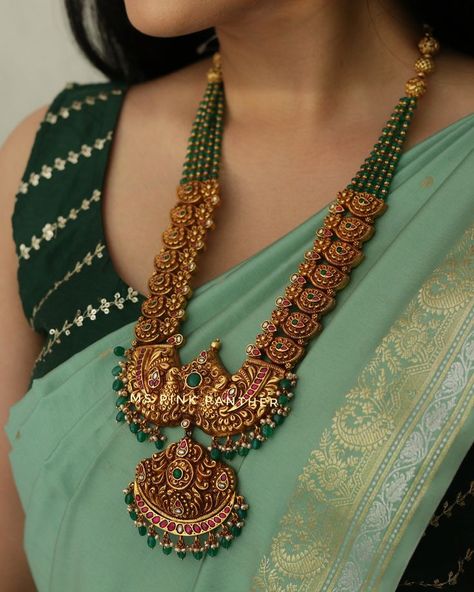 Green Beads Gold Jewellery, Temple Jewellery Haram Designs, Temple Design Necklace Gold, Chandra Haram Designs Gold Latest, Temple Jewelry Necklace Jewellery Designs, Nakashi Jewellery Indian Jewelry, Latest Long Chain Designs In Gold, Long Chains Indian Gold Latest, Green Beads Jewellery Designs