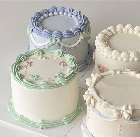 Bolo Vintage, Vintage Birthday Cakes, Flowers And Pearls, Simple Cake Designs, Mini Cakes Birthday, Pretty Dessert, Cute Baking, Simple Birthday Cake, Cake Decorating Designs