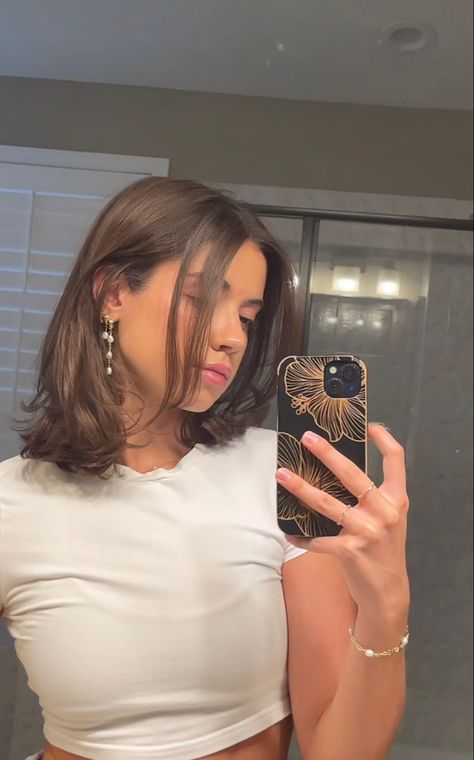 Short Summer Hair Brunette, Face Framing Haircut Medium Length, Brunette Haircut Ideas Shoulder Length, Lob Haircut Plus Size Round Faces, Lob Haircut No Layers, Hair Cuts Short Ideas, Shoulder Length Brunette Hair With Bangs, Clean Girl Haircut, Hair Cuts For Volume