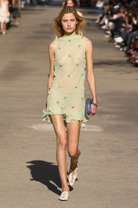 Stella McCartney Spring 2024 Ready-to-Wear Collection | Vogue Coctail Dresses, Moda Paris, Runway Trends, Lightweight Dress, Runway Collection, Spring 2024, Classy Outfits, Spring Summer Fashion, Paris Fashion