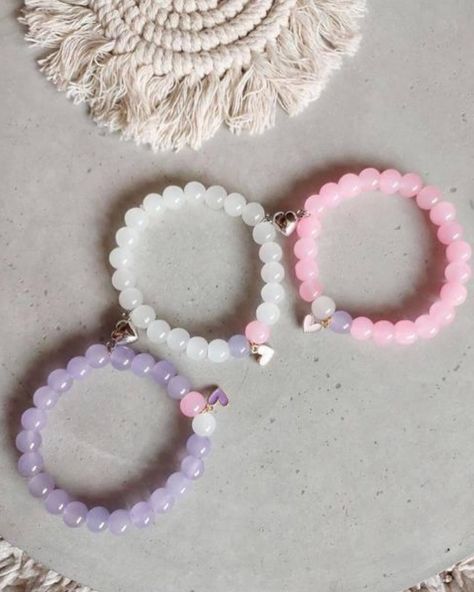 Aesthetic Glass Bead Bracelets, Trio Bracelets Beads, Cute Charm Bracelets Diy, Matching Trio Bracelets, Trio Matching Bracelets, Trio Friendship Bracelets, Bff Bracelet Ideas, Glass Beads Bracelet Ideas, Matching Bff Bracelets