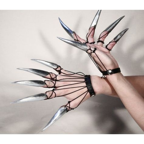 Metal claws METAL CLAWS found on Polyvore featuring polyvore, weapons, photos and rings Knife Aesthetic, Pretty Knives, Výtvarné Reference, Idee Cosplay, Cool Knives, Eren Jaeger, Fantasy Jewelry, Kraken, Character Outfits