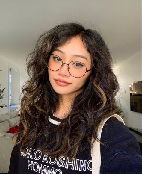 Glasses On Asian Face, Spectacles Round Face, Hairstyles That Look Good With Glasses, Hangtw Instagram, Glases Girl Aesthetic, Glasses On Round Face, Cute Outfits With Glasses, Cute Girls With Glasses Aesthetic, Round Face With Glasses