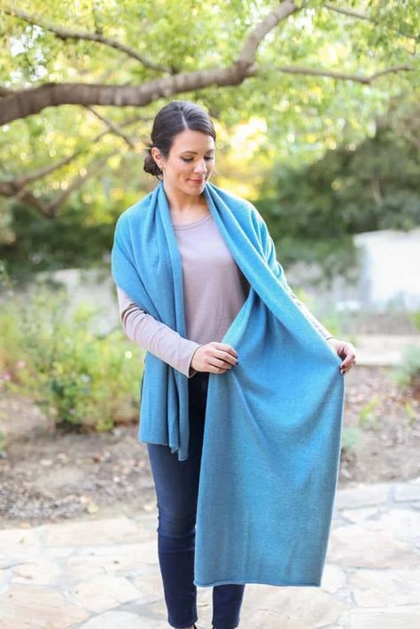 How To Wear Pashmina, Blanket Scarf Tutorial, Tie A Blanket Scarf, Ways To Tie A Scarf, Tie A Scarf, Wear A Scarf, Scarf Tutorial, Pashmina Wrap, Travel Scarf