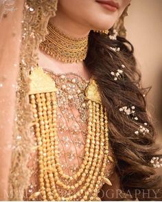 See this Instagram photo by @thepakistanibride • 439 likes Barat Dresses, Gold Jewlry, Bridal Jewellry, Desi Jewelry, Punjabi Style, Pakistani Jewellery, Arabic Necklace, Pakistani Bridal Makeup, Red Bridal Dress