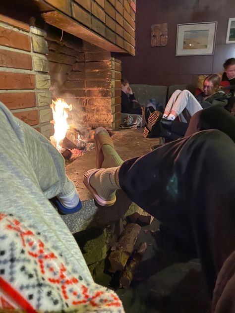 Camping, fire place, friends, cozy, warm, winter, autumn, rainy day, cold, aesthetic, evening, campfire, travelling Cosy Cabin Aesthetic, Winter Cabin With Friends, Winter Lodge Aesthetic, Winter Camp Aesthetic, Cabin With Friends Aesthetic, Winter Camping Aesthetic, Cabin Aesthetic Winter, Cozy Day Aesthetic, Winter Cabin Trip