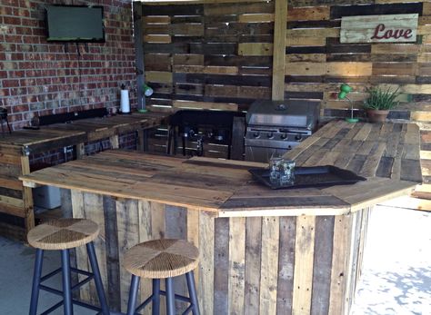 Outdoor kitchen made from pallets. A great way to recycle pallet wood! Bar En Plein Air, Bar Exterior, Bar Outdoor, Outdoor Kitchen Bars, Outdoor Kitchen Ideas, Backyard Bar, Patio Kitchen, Pallet Outdoor, Recycled Pallets