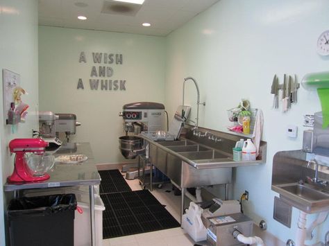 Cake Kitchen Design, Home Bakery Room Ideas, Micro Bakery Shop, Bakery Shed Ideas, Home Bakery Layout, At Home Bakery Kitchen, Pastry Kitchen Layout, Shed Bakery Ideas, Cake Room Ideas