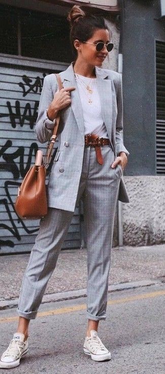 Utiliza un blazer cruzado a cuadros gris y un pantalón de vestir de tartán gris para un conjunto de oficina con estilo. Tenis blancos añadirán un nuevo toque a un estilo que de lo contrario es clásico. Casual Office Style, Stile Casual Chic, T Shirt Branca, How To Wear Sneakers, Stylish Fall Outfits, Neue Outfits, Winter Trends, Casual Chic Style, Inspired Outfits