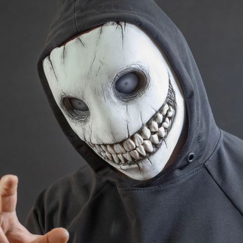 New creepy smiley mask. #mask #helloween #cosplay #ukrainecosplay Scary Halloween Ideas Costumes, Smiley Mask, Oc Cosplay, Scary Masks, Sick Drawings, Creepy Masks, Creepy Smile, Mascaras Halloween, Scary Face