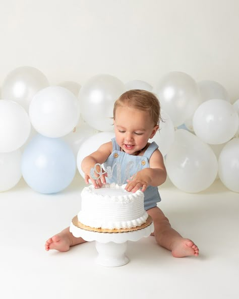 Baby Smash Cake Photoshoot, Baby Smash Cake, Baby Birthday Photoshoot, Cake Photoshoot, Baby Cake Smash, 1st Birthday Pictures, Golf Birthday Party, First Birthday Pictures, 1st Birthday Photoshoot