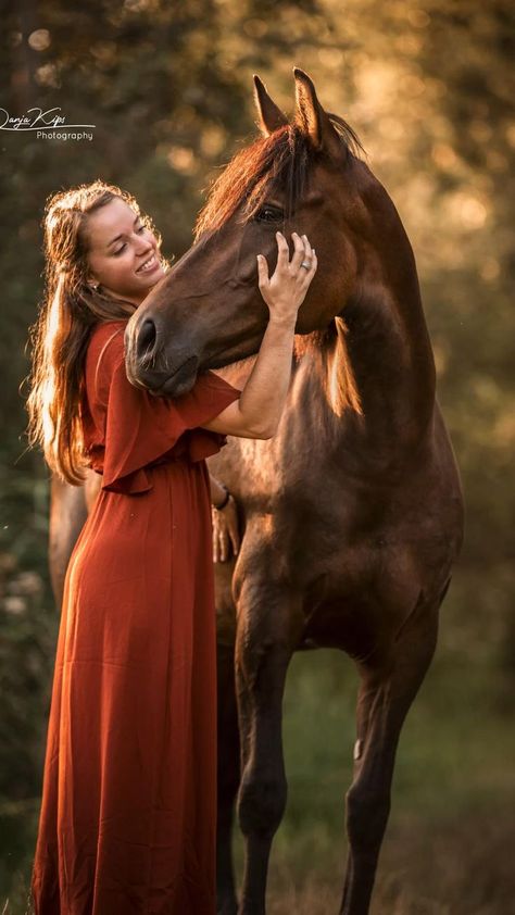 Drawing Reference Couple, Senior Horse Photography, Halloween Costume Ideas Couples, Aesthetic Couple Poses, Couple Drawing Reference, Aesthetic Couple Pictures, Equestrian Photoshoot, Couples Pfp, Horse Photoshoot Ideas