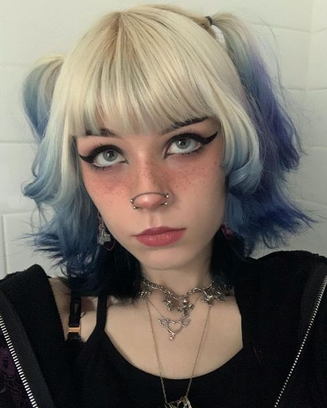 Japanese Hair Color, Punk Japanese, 2000s Y2k Aesthetic, Y2k Aesthetic Grunge, Japanese 2000s, Split Dyed Hair, Dyed Hair Blue, Fairy Hair, Dyed Hair Inspiration