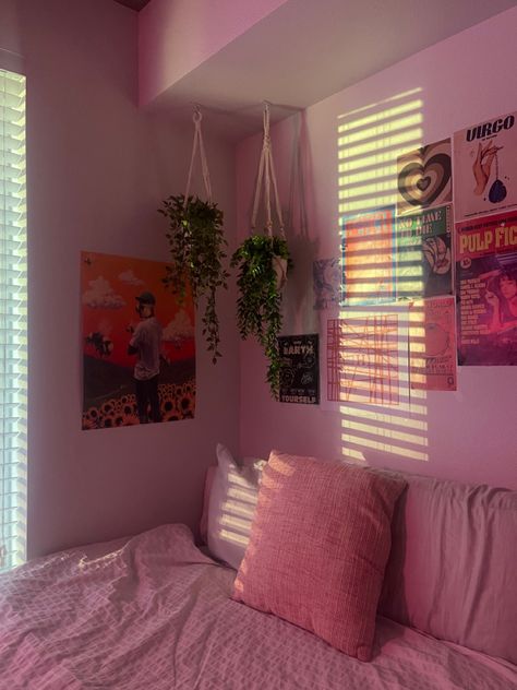 Pink Soft Bedroom Aesthetic, Pink And Earthy Bedroom, Pink Planty Bedroom, Room Ideas Aesthetic Summer Pink, Room Decor For Pink Walls, Room Ideas Aesthetic Pink Walls, Pink Green Room Decor, Pink Room Plants, Pink Walled Bedroom