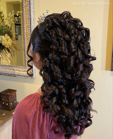 Quince Ponytail Hairstyles, Quince Hairstyles Curls, Wedding Hairstyles Half Up Half Down Black Hair, Hair Ideas For Sweet 16, Half Up Half Down Quinceanera Hairstyles Short Hair, Quinceanera Hairstyles Side Part, Quince Hairstyles With Crown Long Hair, Mariachi Hairstyles, Quinceanera Hairstyles Curly Hair