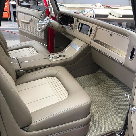 Custom Interior Truck, Classic Car Interior Ideas, Squarebody Interior Ideas, Classic Truck Interior Ideas, Classic Truck Interior, Obs Chevy Interior Ideas, C10 Custom Interior, Custom Interior Car, C10 Chevy Truck Interior