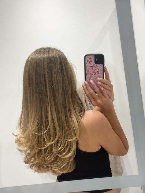 Bouncy blow dried blonde hair lots of laters 90’s style highlights Outwards Blowdry, Inward Blowdry, Bouncy Blow Dry Long Hair, Flicky Blow Dry, Straight Hair Blow Dry, Blow Outfit Hair Long, 90s Blonde Hair, Blow Outfit Hair, Sangeet Inspiration