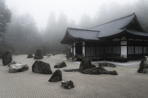 Koyasan - Kongōbu-ji. Stones are the crowd waiting for Kôbô Daishi, the monk who founded the place. Japanese Rock Garden, Japan Guide, Japan Aesthetic, Japanese Aesthetic, The Monks, Zen Garden, Pretty Places, Shade Garden, Rock Garden