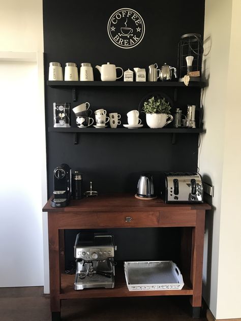 Koffie Corner, Coffee Stations, Home Coffee Stations, Coffee Nook, Home Coffee Bar, Coffee Bar Home, Kitchen Hacks Organization, Central Perk, Coffee Corner