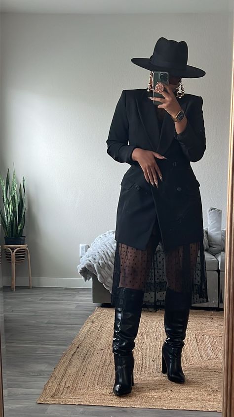 Satin Midi Dress Outfit Winter, Hat Fall Outfits Women, Woman Fall Photoshoot Outfit, Winter Fedora Hats For Women, Fashionable All Black Outfits, All Black Outfit With Hat, L Size Outfits, Black Winter Dress Outfit, Holiday Party Outfit Black Women