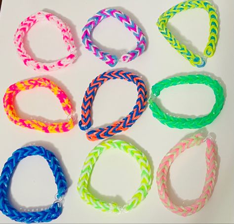 Preppy Loom Bands, Rubber Band Bracelet Aesthetic, Aesthetic Rubber Band Bracelets, Loom Bracelet Color Ideas, Preppy Loom Bracelets, Cute Rainbow Loom Ideas, Preppy Rubber Band Bracelets, Preppy Rainbow Loom Bracelets Ideas, Loom Band Bracelet Ideas