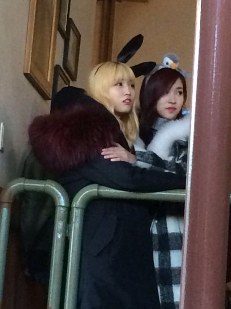 Twice Hugging, Hug Each Other, Yas Queen, Twice Momo, Girls Music, Korean Couple, Aesthetic Photography Grunge, Kpop Icons, Pinterest Girls