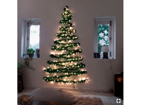 Si no quieres gastar tanto dinero y energía para colocar un árbol de Navidad grande en casa, hay otras maneras igual de creativas para tener todo el espíritu de la temporada en tu casa, por ejemplo, ¡con mini árboles de Navidad! se ven igual de hermosos, no ocupan mucho espacio PARED Otra opción para que tu casa se vea navideña sin invertir mucho dinero es, simular que tu árbol es parte de la misma pared. Ya solo agrega unas cuantas luces, esferas y estrellas para que en verdad luzca como uno. Christmas Wall Decor Diy, Diy Christmas Wall, Christmas Decorations Apartment, Dollar Tree Christmas Decor, Wall Christmas Tree, Christmas Apartment, Creative Christmas Trees, Alternative Christmas Tree, Beautiful Christmas Decorations