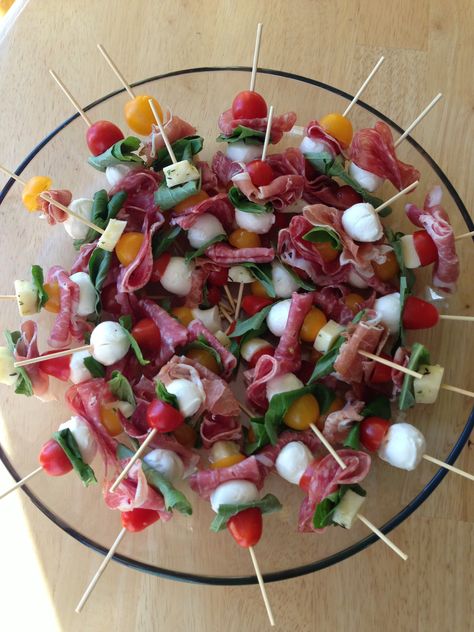 Easiest app ever - mini skewers of meats cheese and tomatoes - drizzle with olive oil and balsamic Mini Skewers, Cheese Kabobs, Food Skewers, Fall Tray Decor, Antipasto Skewers, Fall Tray, Bacon Wrapped Dates, Meat Skewers, Italian Meats