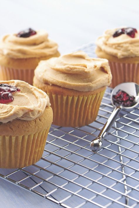 Everybody’s favorite sammie, in adorable cupcake form! You don’t need much more than a box of cake mix, peanut butter and jelly to make this yummy party dessert. Pro tip: If you use a jam or jelly in a squeeze bottle, it will be easier to mix in with the frosting. Jelly Cupcakes, Baking With Grandma, Betty Crocker Cake, Peanut Butter Cupcakes, Butter Cupcakes, Cupcakes Recipe, Peanut Butter And Jelly, Peanut Butter Jelly, Peanut Butter Recipes