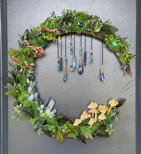 Fairy Moon Wreath, Fairy Garden Wall Decor, Mushroom Crystal Wreath, Diy Crystal Wreath, Fantasy Crafts For Adults, Fairy Wreath Diy, Fairy Wreath Ideas, Mushroom Wreath Diy, Moon Wreath Diy