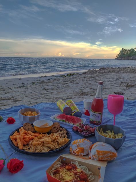 Picnic At The Beach Aesthetic, Parties At The Beach, Beach Picnic Aesthetic Food, Beach Picnic Aesthetic Friends, Picnic On The Beach Ideas, Picnic Beach Ideas, Beach Picnic Date Ideas, Simple Beach Picnic, Beach Picnic Pictures