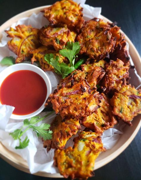 Air Fryer Pakora Recipes, Air Fryer Pakora, Air Fryer Vegetarian Recipes, Onion Pakora Recipe, Onion Dishes, Air Fryer Recipes Indian, Onion Pakora, Onion Pakoda, Onion Fritters