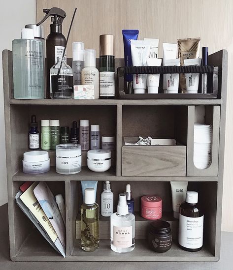 Skincare Organizer Ideas, Skincare Organization Bedroom, Skincare Shelf, Skincare Organiser, Bedroom Organisation, Skincare Organizer, Bathtub Storage, Makeup Shelves, Cottagecore Living