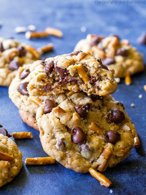 Salted Peanut Butter Pretzel Chocolate Chip Cookies on a plate Desert Cookies, Trash Cookies, Pretzel Chocolate Chip Cookies, Pretzel Chocolate, Peanut Butter Sandwich Cookies, Butter Pretzels, Pretzel Cookies, Crunchy Peanut Butter, Peanut Butter Pretzel