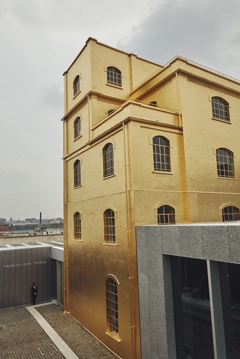 Fondazione Prada gold! Gold Building, Gold Architecture, Web Design Course, Prada Milano, Web Design Software, Space Interiors, Structure Architecture, Brick And Mortar, Beautiful Buildings