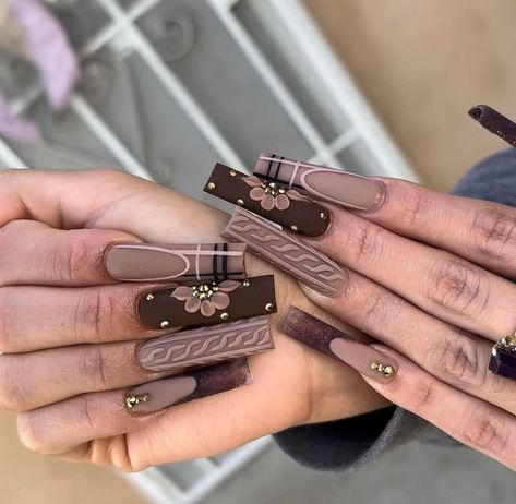 Brown Nails Design, Thanksgiving Nail, Gold Nail Designs, Fall Nail Art Designs, Sweater Nails, Nails Design With Rhinestones, Gold Nail, Fall Acrylic Nails, Thanksgiving Nails