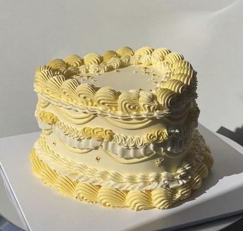 Golden Yellow Cake Design, Peach Colored Wedding Cake, Yellow Aesthetic Cake, Heart Lambeth Cake, Yellow Aesthetic Birthday, Yellow Cake Designs Birthday, Yellow Heart Cake, Yellow Vintage Cake, Vintage Piping Cake