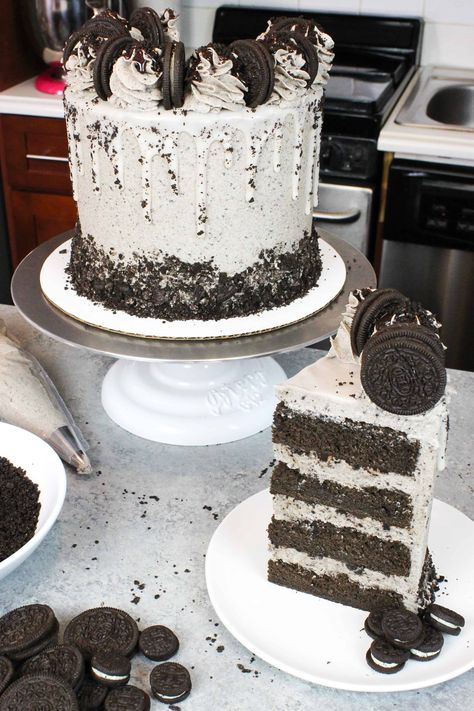 image of a chocolate oreo drip cake, with a white drip and oreo buttercream Oreo Frosting Recipe, Cupcake Frosting Tips, Recipes Oreo, Oreo Torte, Cookies And Cream Frosting, Oreo Birthday Cake, Oreo Frosting, Oreo Filling, Chocolate Oreo Cake