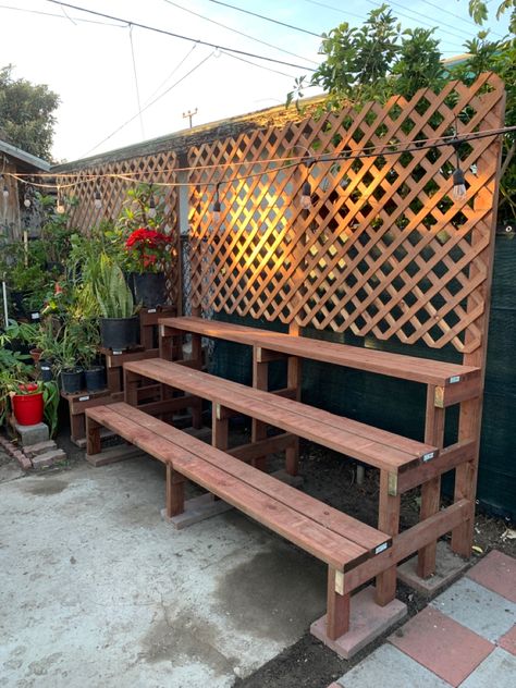 Diy Plant Display Outdoor, Diy Plant Stand Tiered, Plant Stand Pallet, Outdoor Plant Shelf Ideas, Outdoor Shelving Ideas, Pallets For Gardening, Diy Plant Stand Outdoor, Organize Garden Tools, Plant Shelves Outdoor