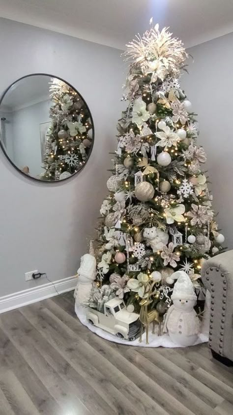 Winter Wonderland Christmas Decorations Apartment, White Grey Christmas Decor, Gold And Grey Christmas Tree, Xmas Tree White And Silver, Frosted Xmas Tree Ideas, Full Christmas Tree Decorating, Gold Silver And White Christmas Decor, Christmas Tree White Theme, Snowy Tree Decorations