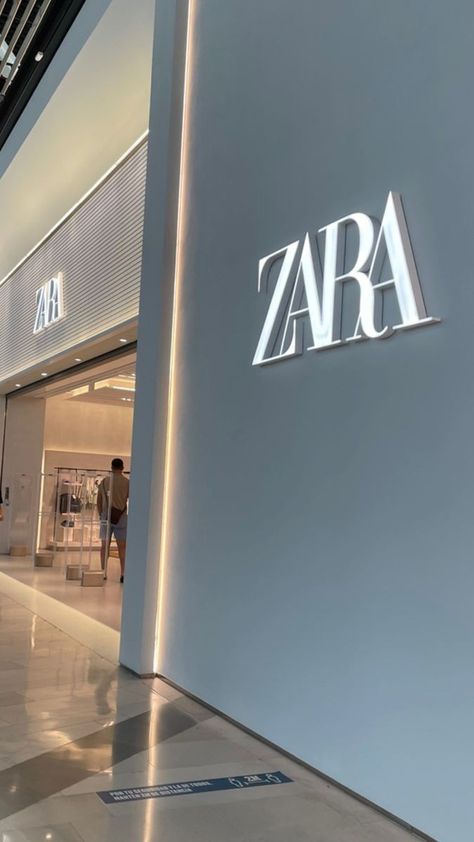 Shopping Pictures, Zara Store, Corps Idéal, Airport Aesthetic, European Aesthetic, Iphone Wallpaper Hipster, Aesthetic Space, Shopping Places, Luxury Lifestyle Dreams