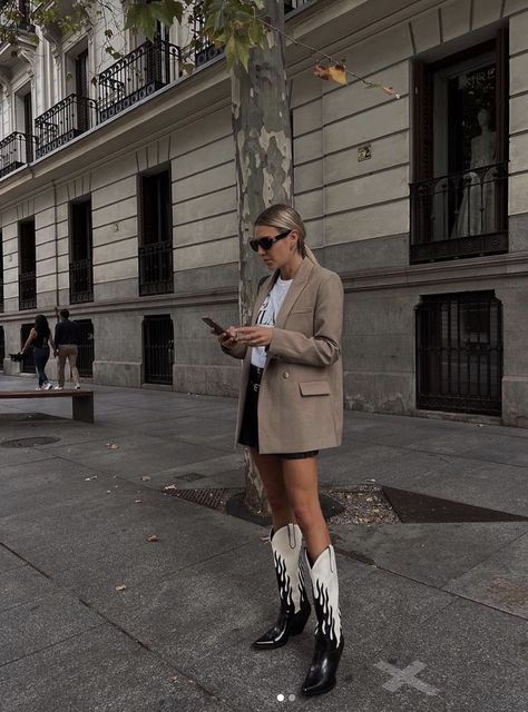 instagram: verozamarriego | inspo, outfit | zara cowboy boots Texas Day Outfits, Ways To Style Cowboy Boots, Cowboy Boot Street Style, Zara Cowboy Boots Outfit, Cowboy Boots And Hat Outfit, Cowboy Boot Winter Outfit, Outfit Botas Cowboy Mujer, Zara Winter Boots, Cowboy Boots Outfit 2023