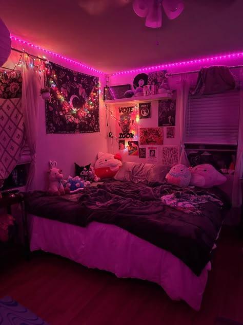 Room Ideas Basement Bedroom, Room Inspo 2000s, Room Inspo Grunge Y2k, No Bed Frame Ideas, Weird Core Room, Psychadelic Room Aesthetic, 2000s Room Aesthetic, 2000s Bedroom Aesthetic, Neat Bedroom