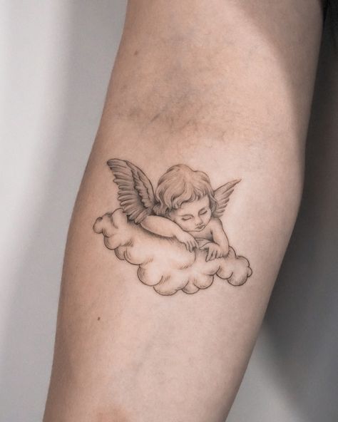 M I R I A M A N D R E A on Instagram: “sleeping angel🖤⠀⠀⠀⠀⠀⠀⠀⠀⠀ •⠀⠀⠀⠀⠀⠀⠀⠀⠀ •⠀⠀⠀⠀⠀⠀⠀⠀⠀ •⠀⠀⠀⠀⠀⠀⠀⠀⠀ #tattoo #finelinetattoo #peonytattoo #cherub #angeltattoo #babyangel…” Sleeping Angel Tattoo, Cherub Tattoo Designs, Angel Tattoo For Women, Tattoo Main, Angle Tattoo, Tato Paha, Cupid Tattoo, Heaven Tattoos, Cherub Tattoo