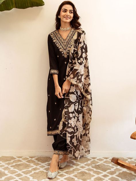 Women Indian Suits, Black Kurta Set, Suits For Women Indian, Black Kurta, Ethnic Wear Indian, Trendy Outfits Indian, Kurta Set For Women, Ethnic Motifs, Desi Fashion Casual