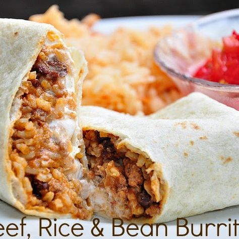 Beef And Rice Burrito Recipe, Rice And Bean Burrito, Bean Burrito Recipe, Easy Burrito Recipe, Homemade Burritos, Burritos Beef, Beef Burrito Recipe, Bean Burrito, Bean Burritos