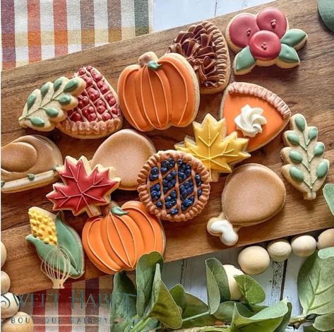 Decorated Cookies Thanksgiving, 3d Turkey Cookie, Mini Thanksgiving Cookies Decorated, Thanksgiving Theme Cookies, Cookie Decorating Thanksgiving, Turkey Leg Cookies, Thanksgiving Mini Cookies Decorated, Fall Theme Cookies Decorated, Turkey Leg Cookies Decorated