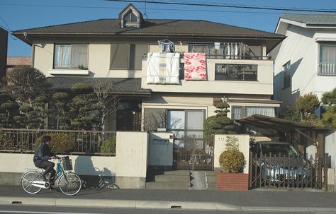 Japanese House Aesthetic, Japanese Neighborhood, Japan House Design, Japanese Apartment, Japanese Buildings, Houses In Japan, Japanese Town, Japanese Style House, Japan Home